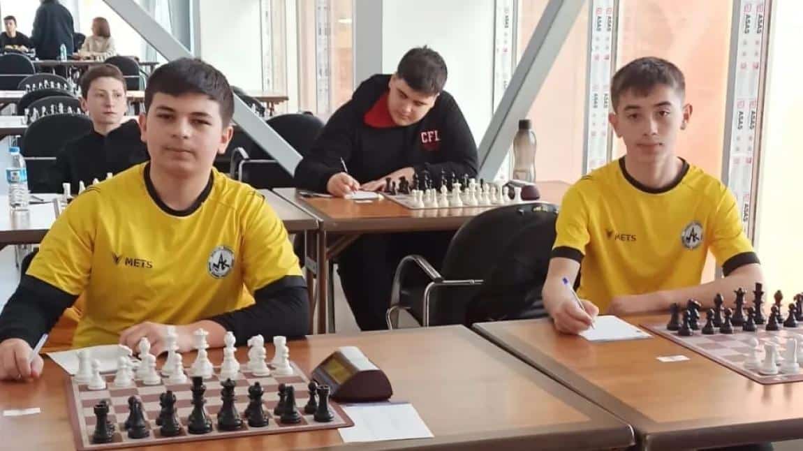 Okullar arası satranç turnuvasındayız